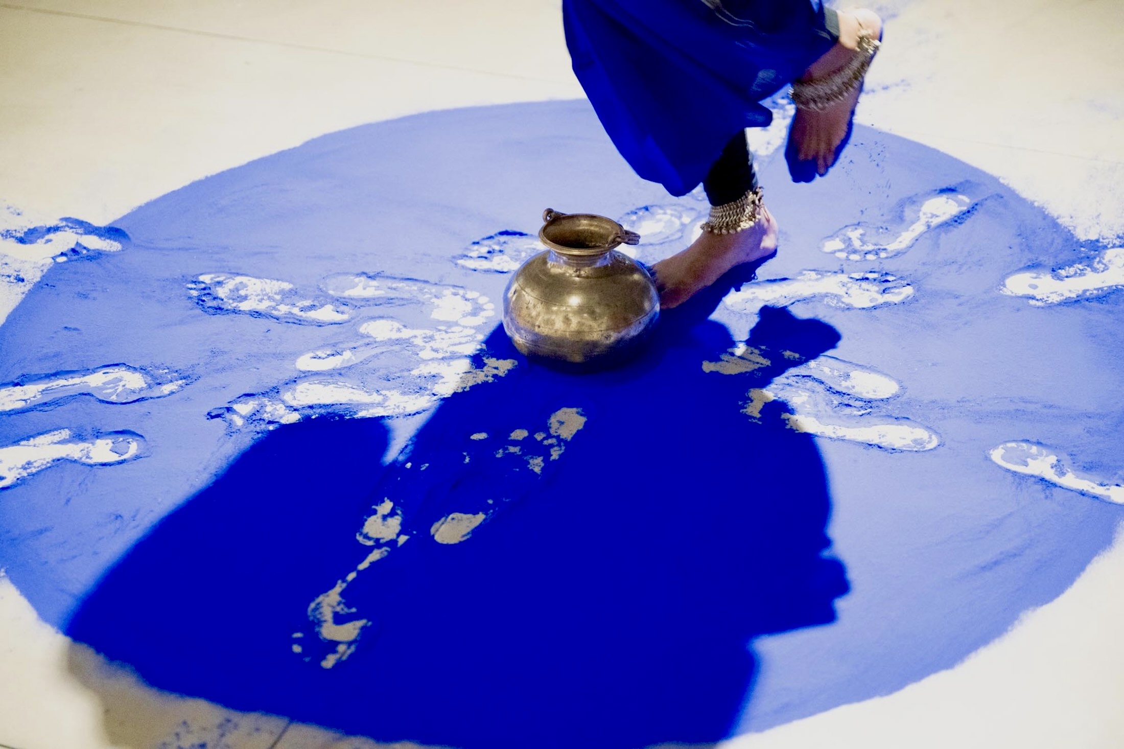 Anushiya Sundaralingam multidisciplinary female Sri Lankan artist performing at the opening of her exhibition Crossings at Saskia Fernando Gallery Colombo Sri Lankia - photo 3113